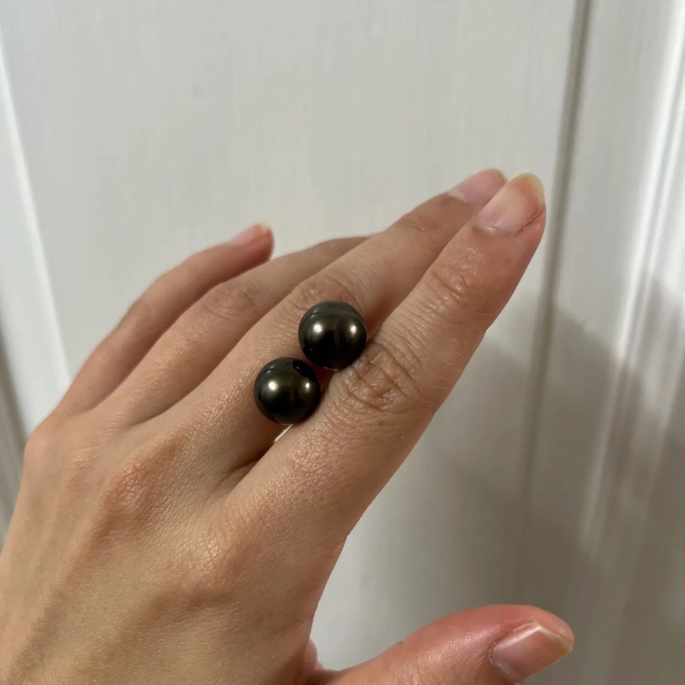 Black  Tahitian pearl in round shiny earrings - Picture 5 of 11